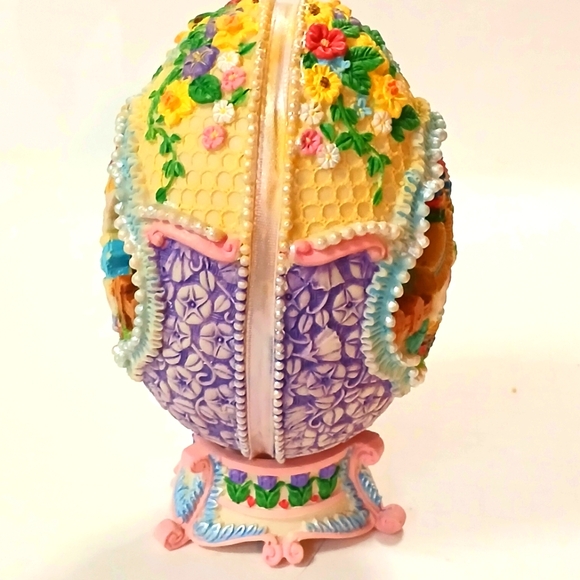 Rare Vintage Kmart Easter Jubilee Egg Centerpiece with Stand Rabbits Pastel - Picture 3 of 8